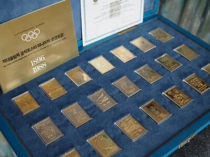 I Poster Ufficiali dei Giochi Olimpici - Placcato oro su bronzo SEOUL 1986 - Foto 1 di 15