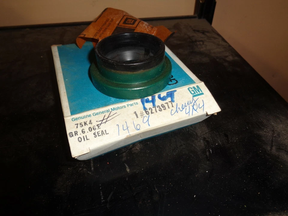 GENUINE GM FRONT AXLE SEAL 6273977 1988-1991 BLAZER JIMMY SUBURBAN GMC SUBURBAN - Image 1 of 1