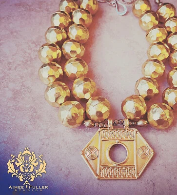 Collar llamativo de cuentas artesanales africanas martilladas Aimee Fuller oro mate 22K Foto 1 de 4