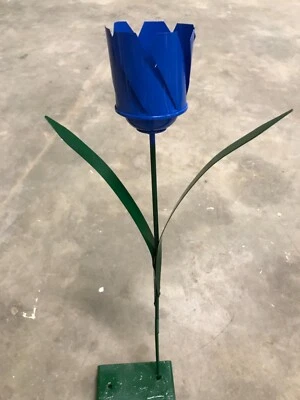 metal reciclado flor azul tulipán jardín estaca patio arte primavera color 22" alto Foto 1 de 2