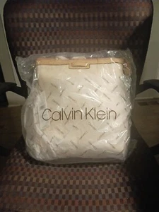 Borsa a tracolla Calvin Klein N-Lane stile zaino cerniera stile logo, sabbia - Foto 1 di 3