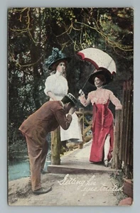 Ottenere gli occhi controllati uomo donna gamba foto ombrellone cartolina d'epoca - Foto 1 di 2