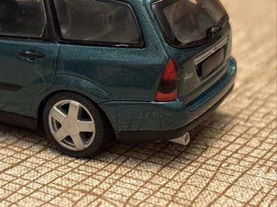 1/43 Minichamps Ford Focus Mk1 LX /Zetec Ghia Estate Green - Code 3 / Modified - Image 1 of 4