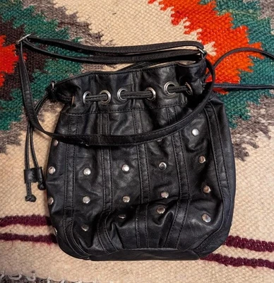 Bolso de hombro Bueno negro plateado con tachuelas Foto 1 de 4