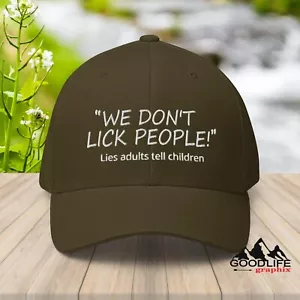 Cappello da baseball aderente We Don't Lick People, Lies Adults Tell Kids per uomo donna - Foto 1 di 27