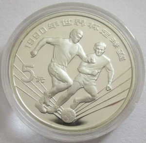 China 5 Yuan 1990 Football World Cup in Italy Tackling Silver - Picture 1 of 2
