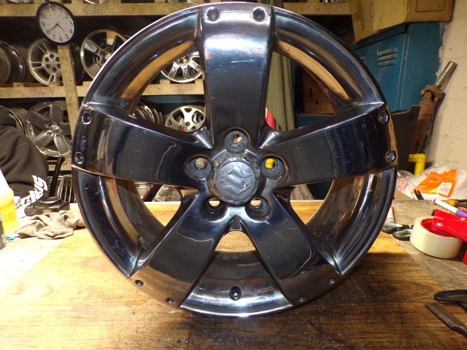 Llanta Suzuki Grand Vitara 2007-2009 culata 17x7 5 tacos 5-1/2" 5 radios con tapa Foto 1 de 4