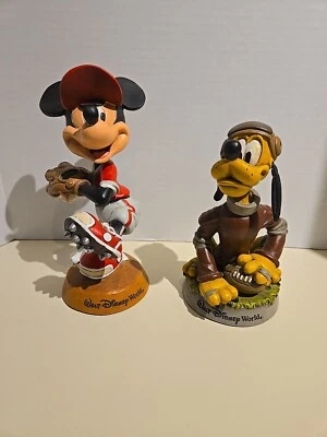 Bonecos bobblehead de futebol americano Disney Mickey e Pluto - Imagem 1 de 4