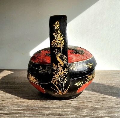 Cesta de casamento chinesa vintage - Rattan tecido à mão com lacado vermelho e preto - Imagem 1 de 4