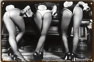 PLAYBOY HASEN MIT SCHWANZ GEBEUGT METALL BLECHSCHILD SEXY PIN UP GIRLS MANN HÖHLE - Bild 1 von 1
