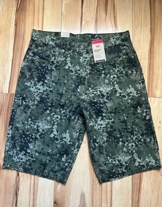 LEVI'S 469 Mens Loose Fit CAMO Shorts Size 31 WITH TAGS - Picture 1 of 14