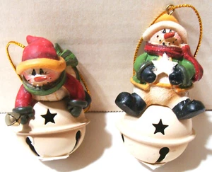 Dos muñecos de nieve montando una campana adornos de resina para tus vacaciones de Navidad - Imagen 1 de 3