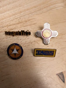 4 Stück - New Mexico Ski Pins - Ski Taos Santa Fe Angel Fire  - Bild 1 von 2
