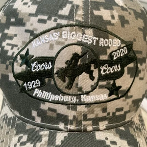 Cappello camionista mimetico Coors Kansas più grande rodeo Phillipsburg, Kansas 1929-2020 - Foto 1 di 10