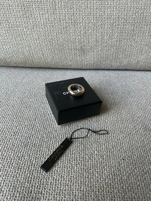 Anillo Chanel tono dorado con escritura  Foto 1 de 4