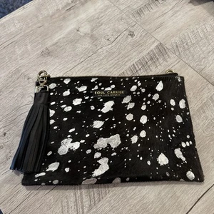 Soul Carrier Desert Rain schwarz Rindsleder Clutch Reißverschluss Hair-on Leder - Bild 1 von 8
