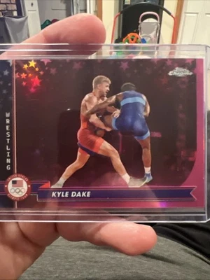 2024 Topps Cromo Equipo Olímpico y Paralímpico de Estados Unidos Kyle Dake Pink Refractor 182 Foto 1 de 2