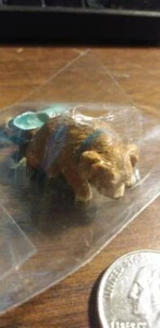 MINIATURA MARRONE CENTIMETRO AI PIEDI CUCCIOLO CON PANTOFOLA PER CASE DELLE BAMBOLE (NUOVO) - Foto 1 di 2
