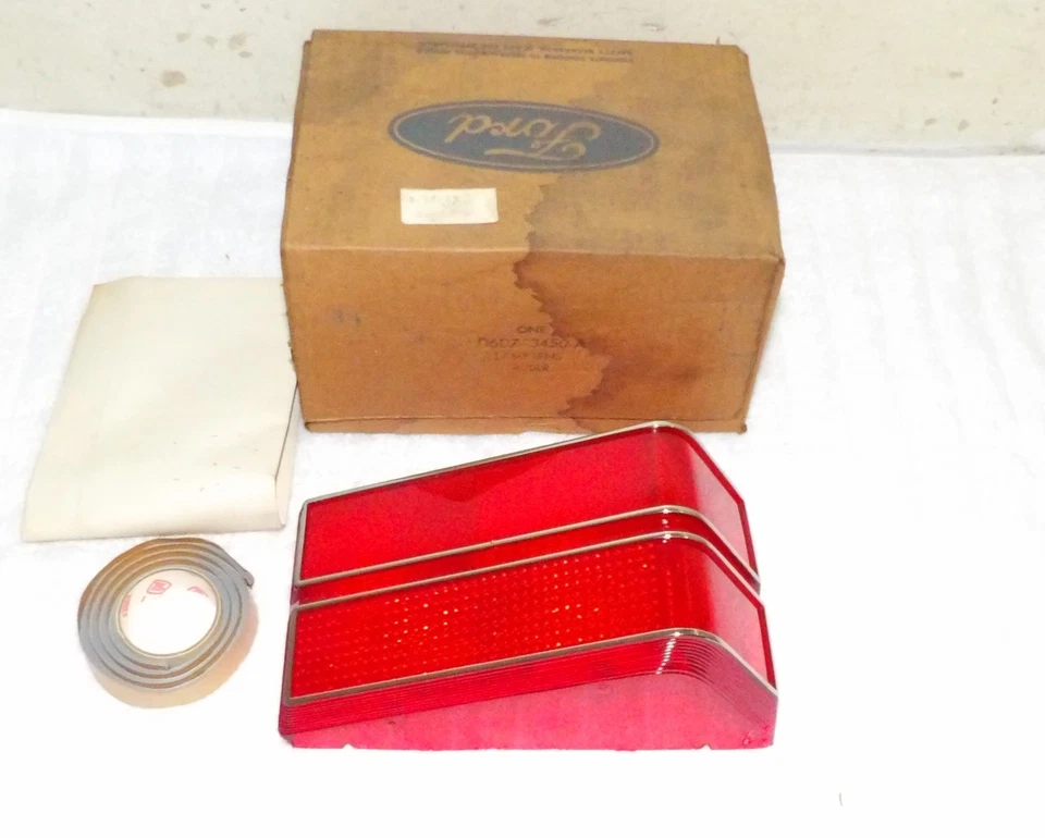 Ford Granada 1975-1977 sedán Ghia NOS RH luz trasera lente con sellador Foto 1 de 4