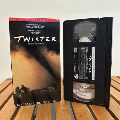 Twister 1996 VHS Helen Hunt Bill Paxton Jami Gertz Cary Elwes Foto 1 de 4