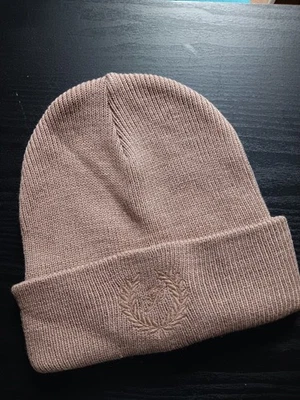 Victoria's Secret 粉色图形标志罗纹针织无檐帽棕色 Crest 标志 (TB) — 第 1/4 张图片