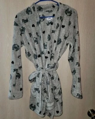 Victoria's Secret Rosa Acogedor Peluche Imitación Piel Gris Cresta Logo Amor Peluche Bata XS/S Foto 1 de 4