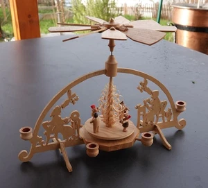 Pyramide Handarbeit mit 6 Kerzenhaltern - Bild 1 von 6