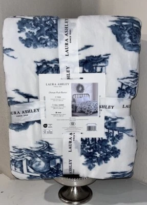 1-NUEVO EN CAJA MANTA DE PELUCHE LAURA ASHLEY BLANCO Y AZUL ESCENA DE INVIERNO VACACIONES TAMAÑO KING Foto 1 de 4