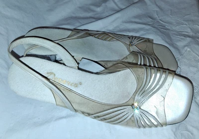 Sandalias DEZARIO beige con estrás, tacón de gatito transparente, plantilla de gamuza 8 Foto 1 de 4