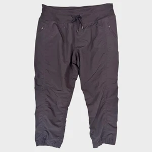 Pantalón corto capri acanalado activo grande Kirkland Signature para mujer gris - Imagen 1 de 6