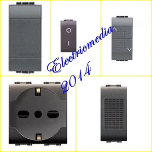 INTERRUTTORE DEVIATORE PRESA TV SCHUKO COMPATI LIVING INTERNATIONAL NERO E ROSSO - Imagen 1 de 7