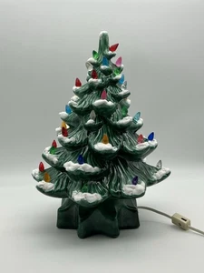 Albero di Natale Vintage 13" Ceramica Illuminato 2 Pezzi Floccato Neve Ottime Condizioni - Foto 1 di 14