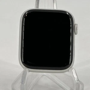 Apple Watch (Series 6) 44mm Silver Aluminum (GPS) - Back Glass is Cracked - Zdjęcie 1 z 5