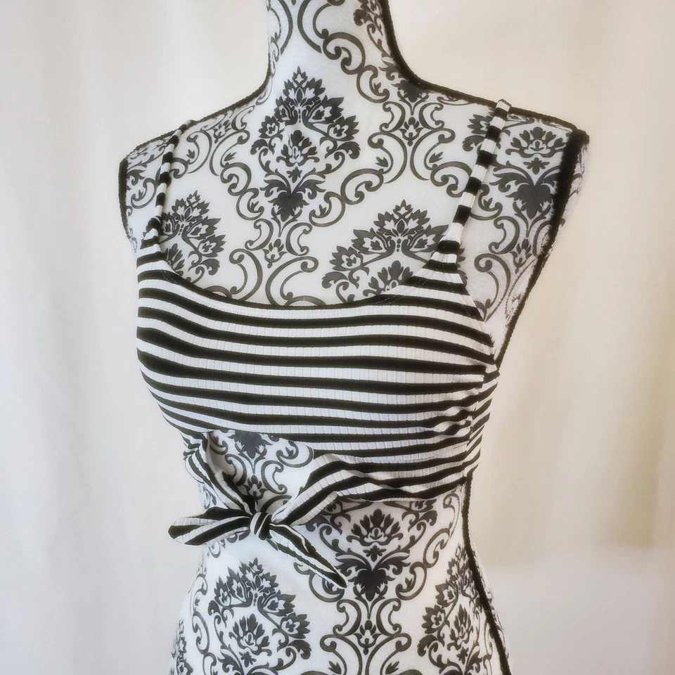 Top deportivo recortado a rayas blanco y negro talla pequeña Foto 1 de 4