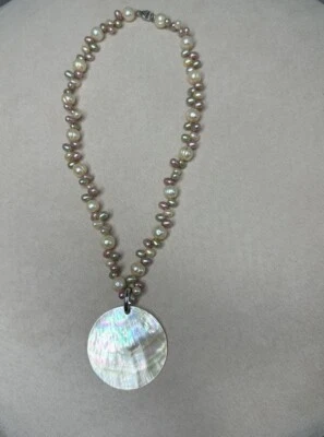 Collar concha de perlas Honora. Carcasa extraíble. Amarillo multicolor. Foto 1 de 2