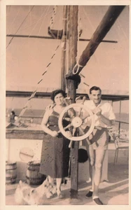 28-82) CARTOLINA RITRATTO FOTOGRAFIA COPPIA CANE BARCA TIMONE RICCIONE 1954 - Bild 1 von 2