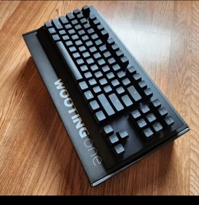 Teclado mecánico analógico Wooting One TKL RGB con reposamuñecas - Rojo Flaretech - Imagen 1 de 3