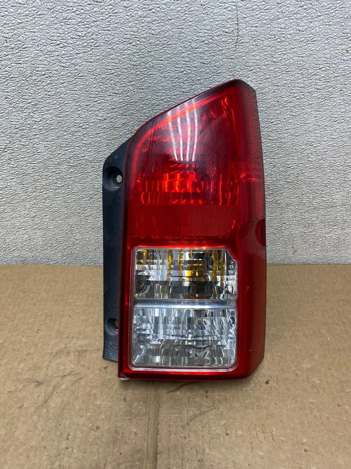 Luz trasera lateral derecha Nissan Pathfinder 2005 a 2012 pasajero OEM V1136 DW Foto 1 de 4