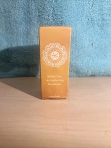 Honeybee Gardens Golden Hour Foundation in leuchtender leicht warmer neutraler Haut... - Bild 1 von 4