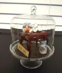 Miniaturkunst / Katze trifft Fisch / handmontiert in Glaskuppel. - Bild 1 von 4