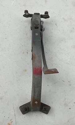 1962 PONTIAC TEMPEST = ЗАЩЕЛКА ВЫПУСКА ПЕРЕДНЕГО КАПОТА В СБОРЕ = ОРИГИНАЛЬНАЯ ДЕТАЛЬ - Изображение 1 из 4