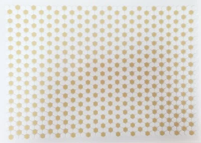 Suelo de baldosas de vinilo hexagonales para casa de muñecas beige en relieve sobre piso blanco escala 1:12 Foto 1 de 3