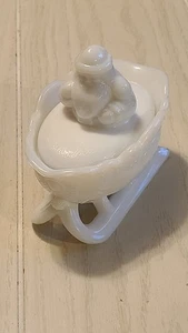 Westmoreland Weihnachtsmann auf Schlitten weiß Milchglas Süßigkeitenschale & Deckel markiert WG 5,25" - Bild 1 von 8