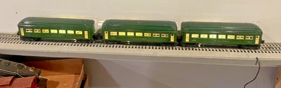 LIONEL O GAUGE TWO TONE GREEN PASSENGER CARS - Image 1 of 4