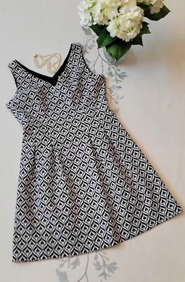 NUEVO CON ETIQUETAS-Vestido clásico línea A, cuello en V y espalda en V talla 12 blanco y negro NY & Company Foto 1 de 4