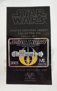 PIN 2005 STAR WARS MASTER RÉPLICAS DE COLECCIONISTA LEGADO ~ Sable de luz Luke Skywalker - Imagen 1 de 6