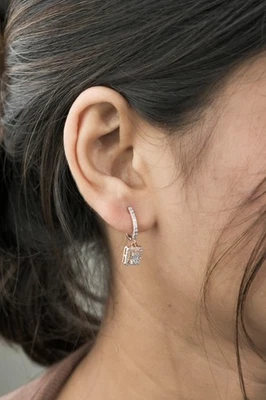 Pendientes redondos de moissanita para mujer de oro de 18 quilates 74 diamantes 3,2 gramos Foto 1 de 4