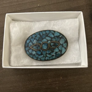 Broche prendedor vintage con incrustación turquesa astilla cuello de mano tono latón - Imagen 1 de 7