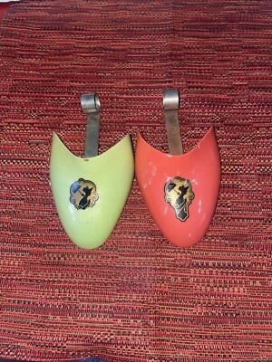 Camillas/protectores de zapatos vintage de plástico y metal para niños  Foto 1 de 2