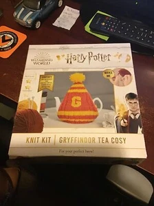 HARRY POTTER KNIT KIT GRYFFINDOR TEA COSY BIRTHDAY CHRISTMAS CRAFT KIDS - Picture 1 of 1